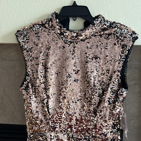 Sequin Mock Neck Cocktail Dress
DONNA MORGAN FOR MAGGY - Picture 5 of 7